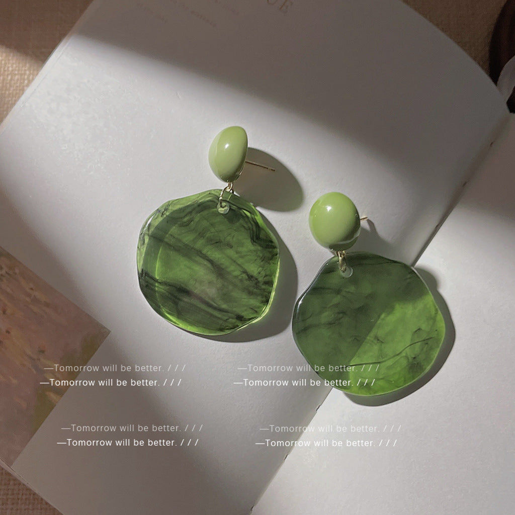 Matcha latte green geometric earrings made with acrylic resin, combining classic retro aesthetics with a modern touch