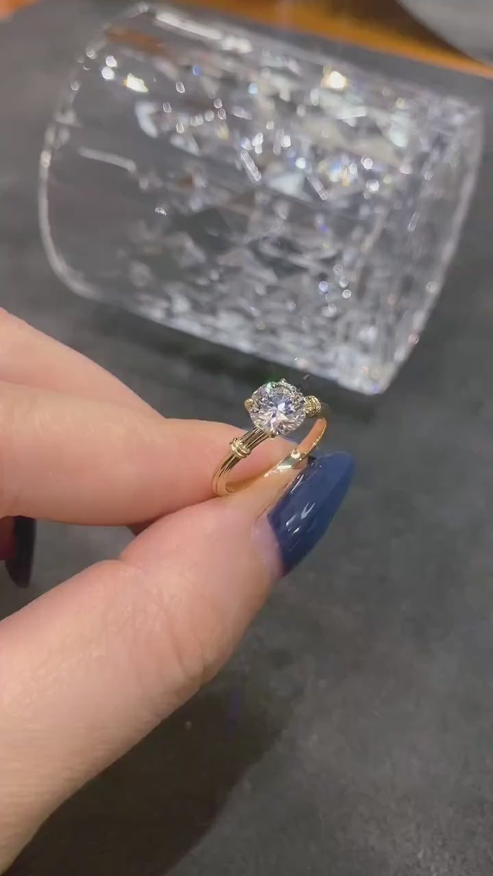 Vintage-inspired Round Lab-Grown Diamond Engagement Ring in 18K Solid Gold