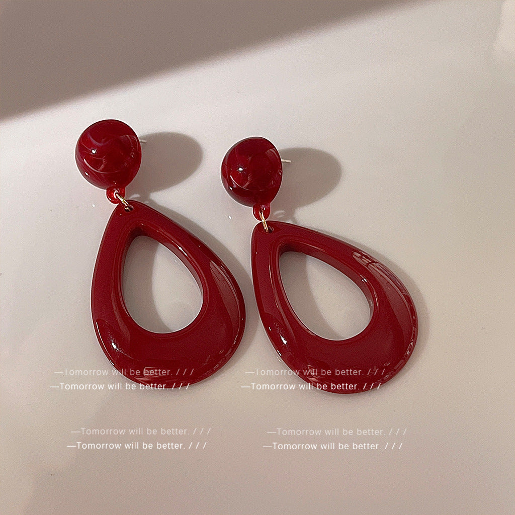 Vintage red geometric earrings with acrylic resin material and retro French style, perfect for an elegant look